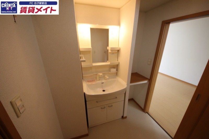 洗面設備　別部屋参考写真です
