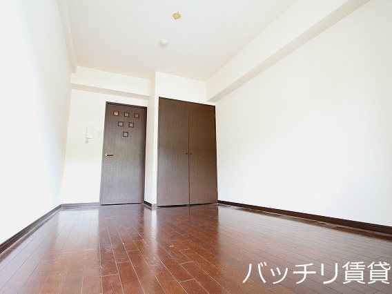 居室・リビング　画像は別号室の為、現状優先とさせて頂きます。