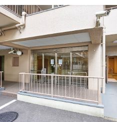 エントランス　落ち着いたエントランスです