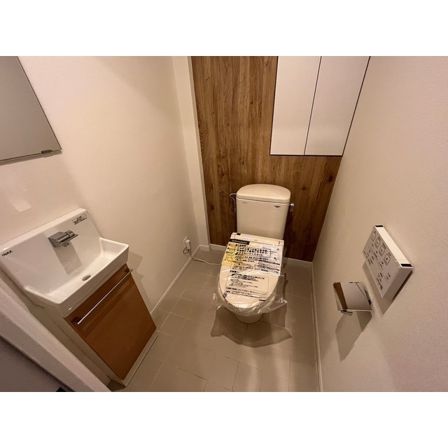 トイレ　落ち着いた色調のトイレです