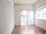 居室・リビング　出窓付き角部屋で明るい室内空間です♪