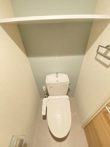 トイレ　温水洗浄便座付きのトイレです♪