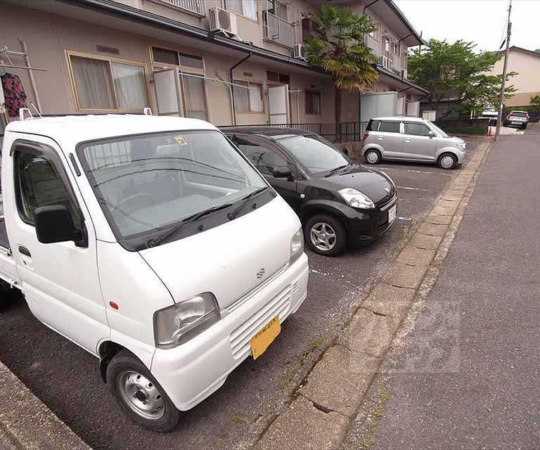 駐車場　前面が交通量の少ない道路なのでとても停めやすい駐車場です