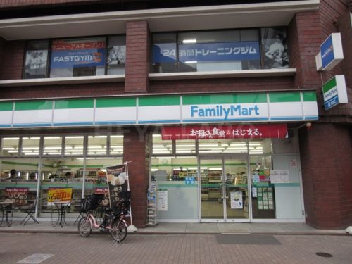 コンビニ　ファミリーマート豊島要町店（コンビニ）まで141m