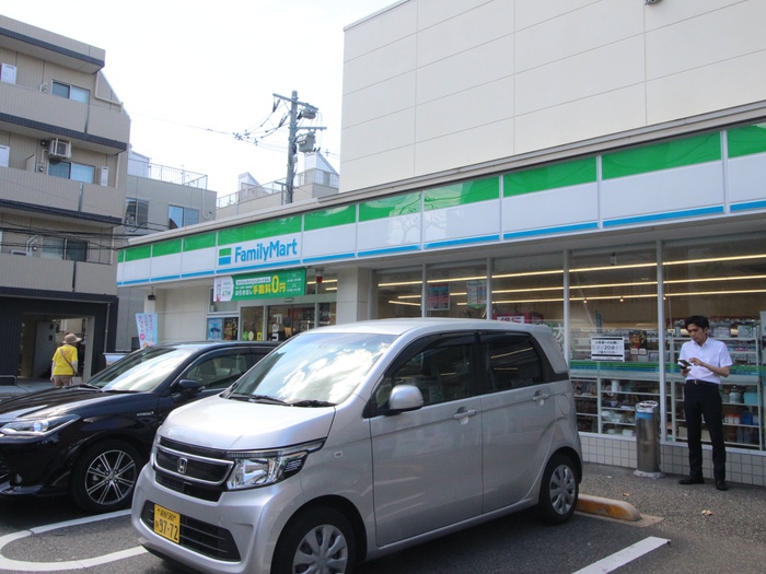 コンビニ　ファミリーマート 世田谷二丁目店（コンビニ）まで379m