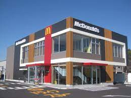 飲食店　マクドナルド半田店（飲食店）まで585m