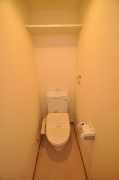 トイレ　落ち着いた色調のトイレです