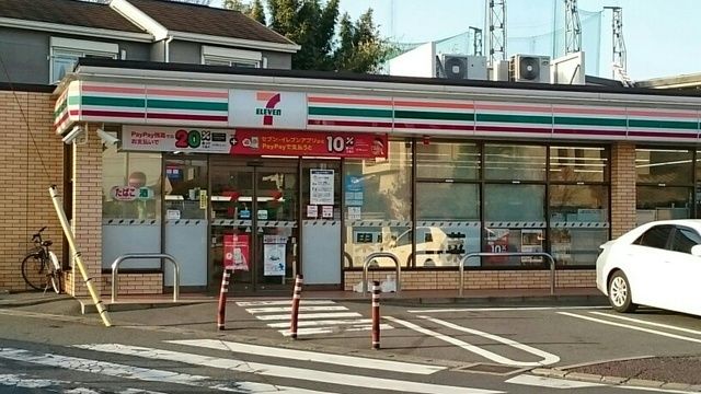 コンビニ　セブンイレブン（コンビニ）まで590m
