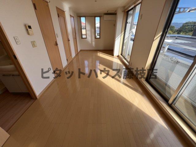 ＪＲ東海道本線 焼津駅 バス乗車時間：18分 最寄りバス停で下車 徒歩6分 2階建 築19年の居間写真