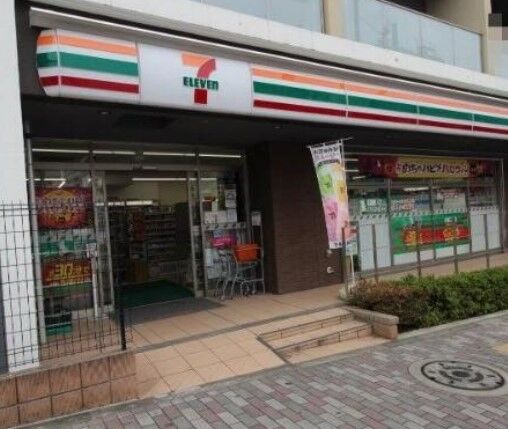コンビニ　セブンイレブン新宿市谷台町店（コンビニ）まで562m