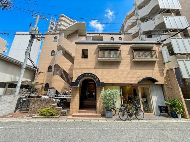 建物外観　オートロックで外部の人間が簡単に出入りできないため安心です。