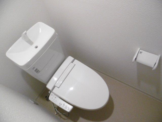 トイレ　温水洗浄便座付のトイレです。