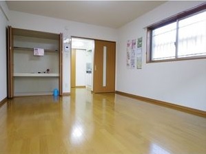 居室・リビング　洋室10帖の2階角部屋の明るいお部屋