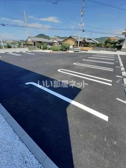 【新居浜市下泉町のアパートの駐車場】