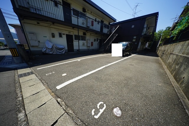 【下関市彦島向井町のアパートの駐車場】