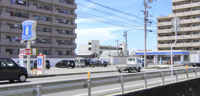 【松山市本町のマンションのコンビニ】