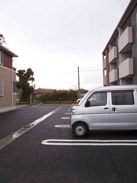 【ドゥ・コリーヌ三番館の駐車場】