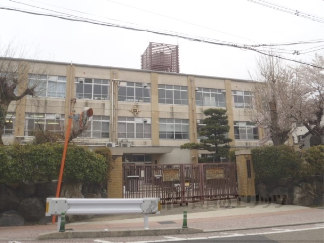 【京都市山科区東野片下リ町のマンションの小学校】