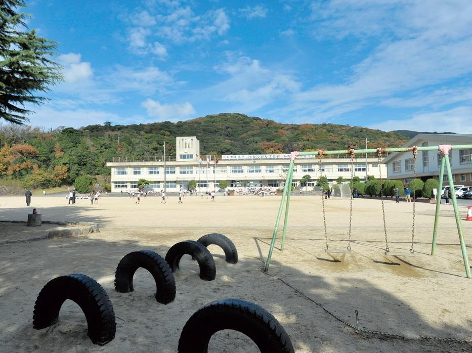 【下関市吉見里町のアパートの小学校】