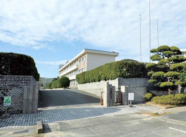 【下関市吉見里町のアパートの中学校】