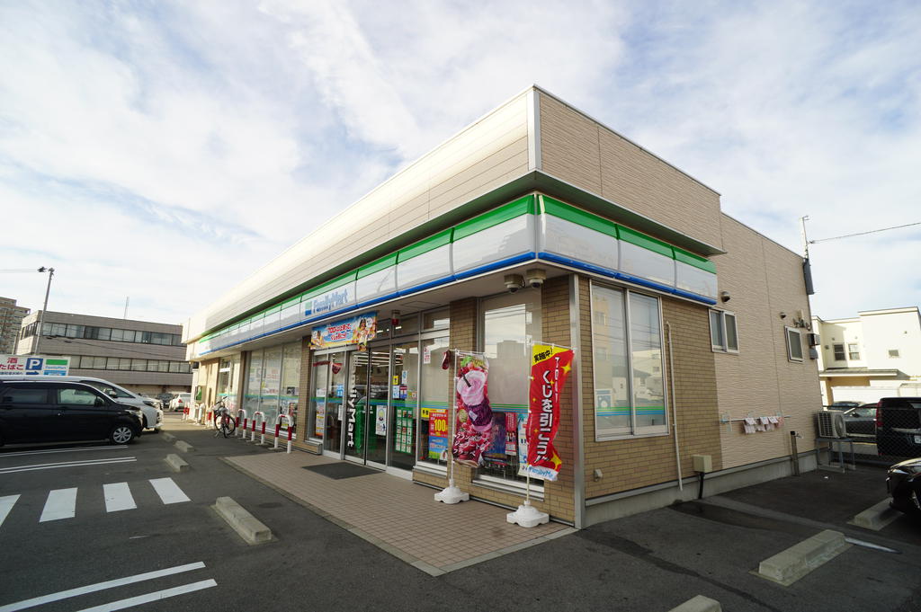 コンビニ　ファミリーマート新潟鐙三丁目店（コンビニ）まで150m