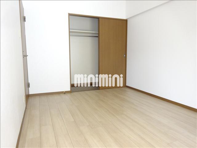 居室・リビング　オール洋間、各部屋に収納あります。