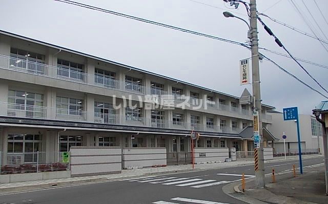 小学校　湯浅町立湯浅小学校（小学校）まで986m