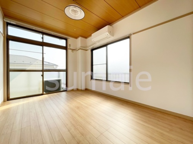 居室・リビング　2面採光のお部屋です！