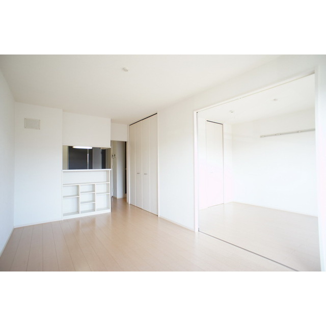 居室・リビング　高い天井の室内、随所に気遣いを感じます