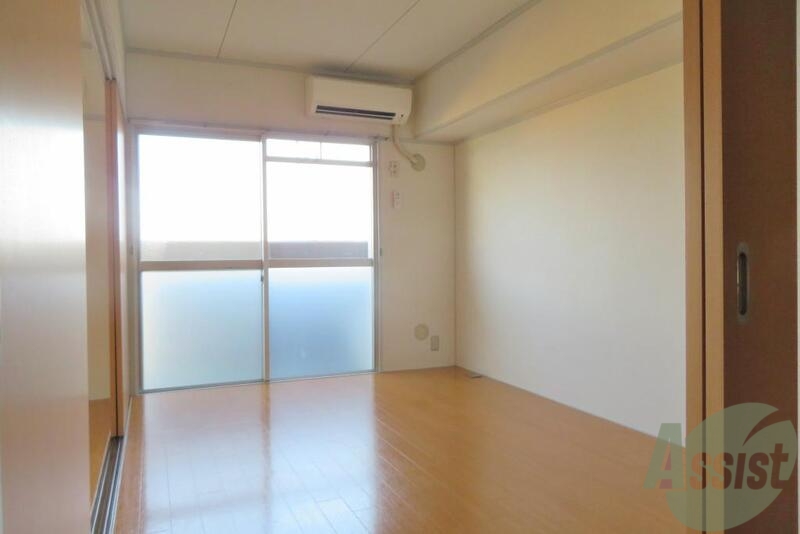 居室・リビング　広いいリビングに光がたくさん差し込みますね。