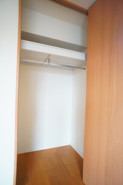 収納　パイプハンガー付なのでジャケット等も収納可能ですね☆