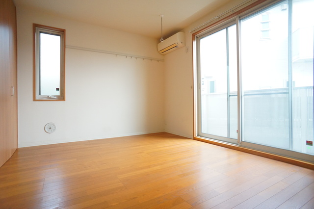 居室・リビング　２面採光なので、明るく風通しのよい過ごしやすいお部屋です♪