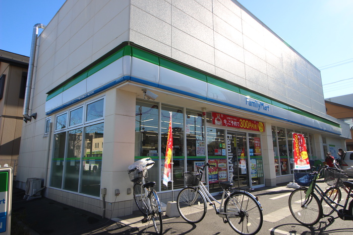コンビニ　ファミリーマート（コンビニ）まで141m