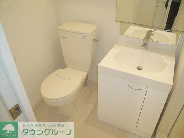 トイレ　トイレと洗面台は同室です