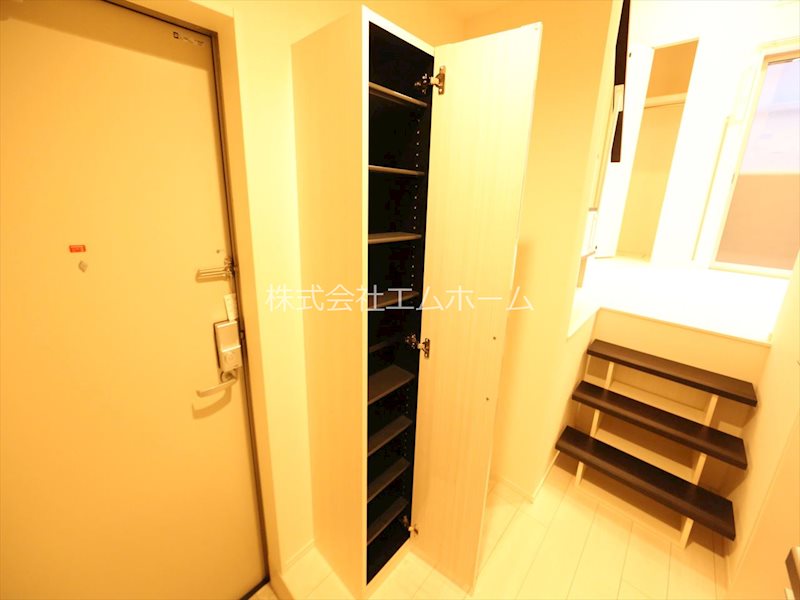 玄関　玄関　シューズボックス付（収納充実してます）