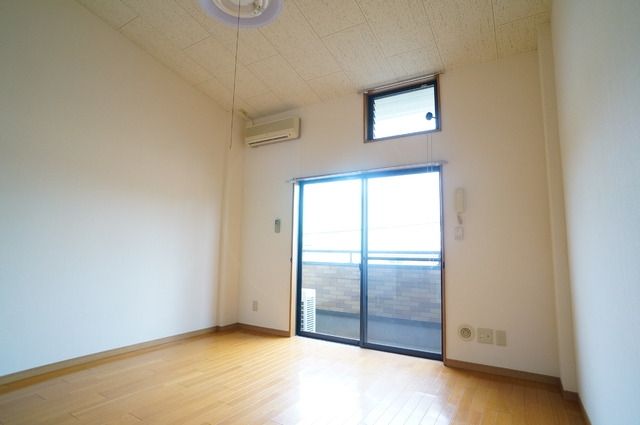 居室・リビング　他号室。参考写真