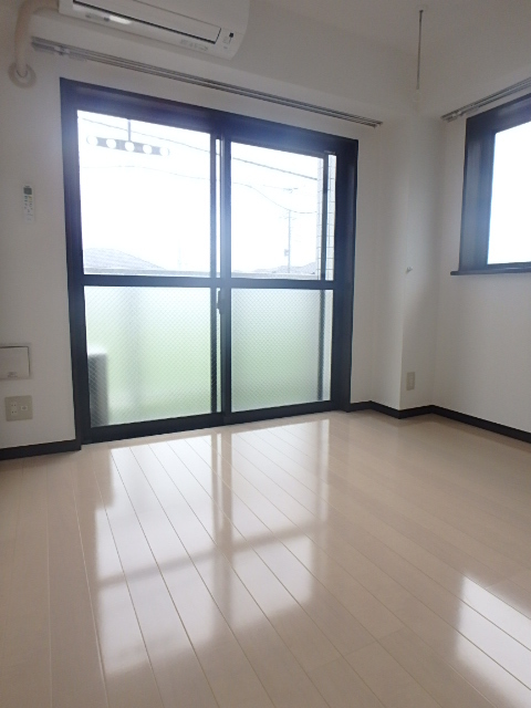 居室・リビング　角部屋の写真となります。