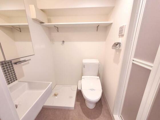 トイレ　※別部屋の参考写真となります。（反転）