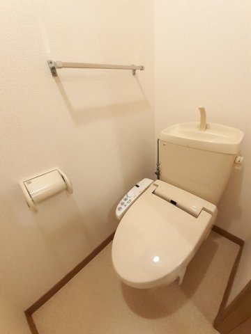 トイレ　落ち着いた色調のトイレです