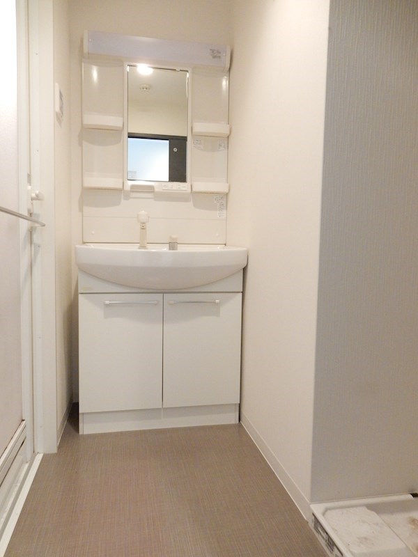 洗面設備　洗面化粧台、室内洗濯パン有り