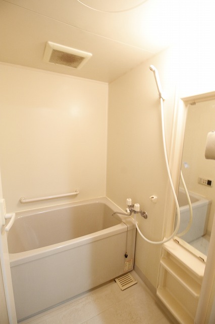 バス・シャワールーム　同物件の別のお部屋です