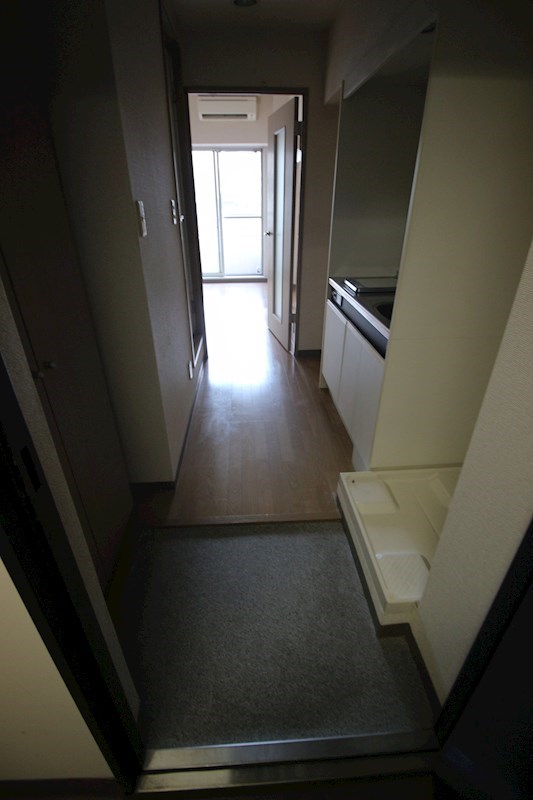 玄関　※参考写真（同物件別部屋です）