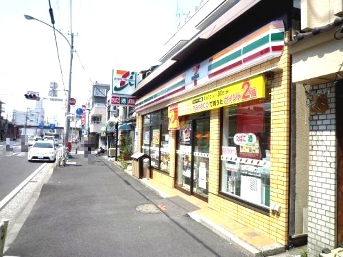 コンビニ　セブンイレブン（コンビニ）まで748m