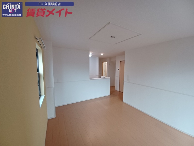居室・リビング　同物件別部屋の写真