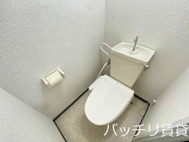トイレ　画像は別号室タイプの為、現状を優先致します。