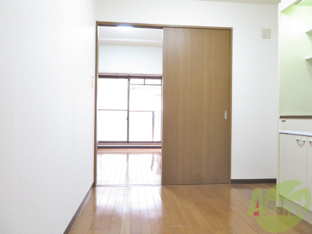 居室・リビング　陽の光が差し込む明るいお部屋は気持がいいですね～