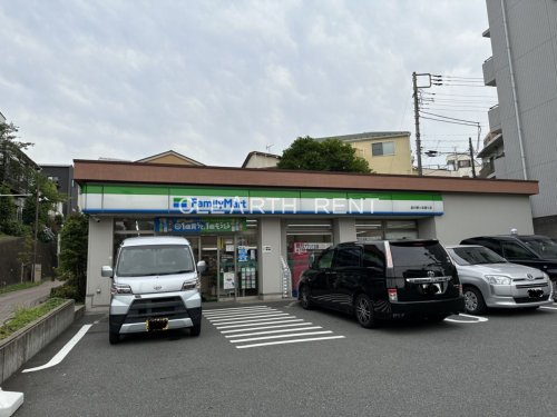 コンビニ　ファミリーマート 品川桐ヶ谷通り店（コンビニ）まで49m
