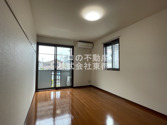 居室・リビング　２面採光なので、明るく風通しのよい過ごしやすいお部屋です♪