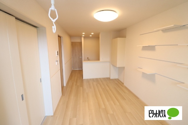 ＪＲ東海道本線 近江八幡駅 徒歩17分 2階建 築4年の居間写真