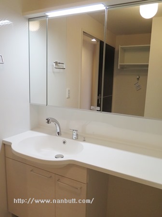 洗面設備　全面が鏡張りのワイド洗面台